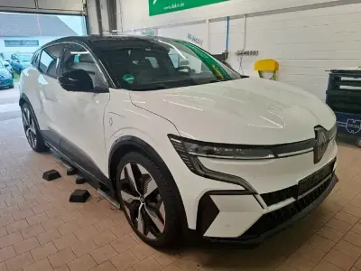Używany Renault Megane E-Tech Techno 160 kW (218 KM) 2023 Biały Sedan/Limuzyna
