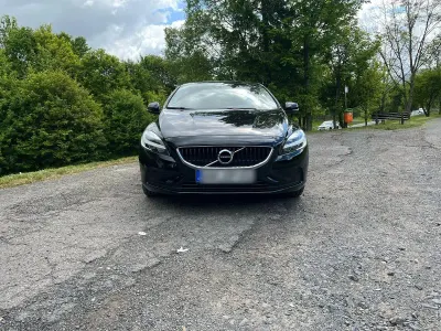 Gebraucht Volvo V40 Momentum 122 PS (89 kW) 2019 Schwarz Kombi