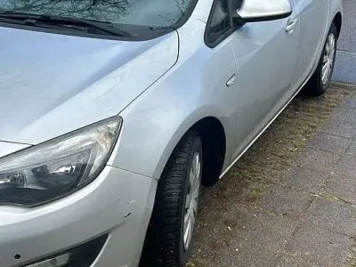 Używany Opel Astra Innovation 110 KM (80 kW) 2013 Sedan/Limuzyna