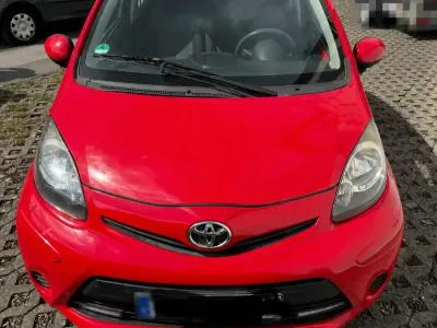 Gebraucht Toyota Aygo 68 PS (50 kW) 2013 Rot Kleinwagen