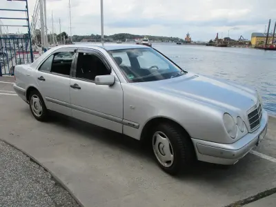Gebraucht Mercedes E240 Elegance 170 PS (125 kW) 1998 Silber Limousine