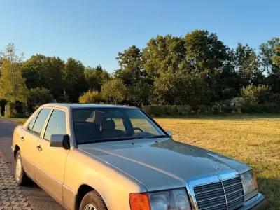 Gebraucht Mercedes 300 113 PS (83 kW) 1990 Gold Limousine