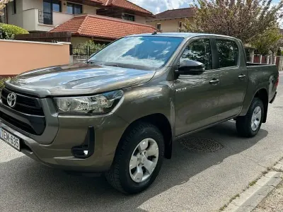Używany Toyota HiLux Live 150 KM (110 kW) 2022 Zielony Pickup