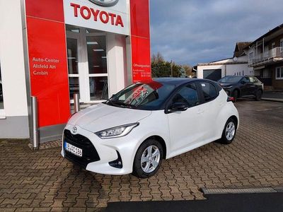 Gebraucht Toyota Yaris Hybrid Plus 131 PS (96 kW) 2024 Weiß Limousine