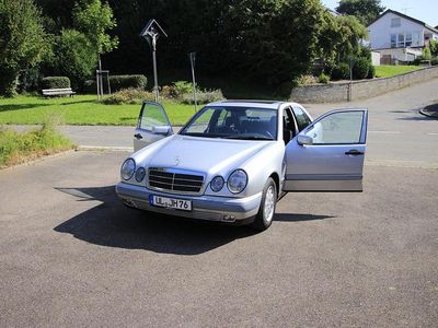 Mercedes E200