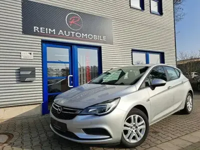 Gebraucht Opel Astra Edition 105 PS (77 kW) 2015 Argonsilber/sovereign/switchb Limousine