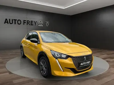 Gebraucht Peugeot e-208 Allure 100 kW (136 PS) 2023 Farogelbmetallic Kleinwagen