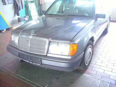 Gebraucht Mercedes E230 132 PS (97 kW) 1988 Grau Limousine