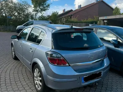 Używany Opel Astra 116 KM (85 kW) 2007 Srebrny Sedan/Limuzyna