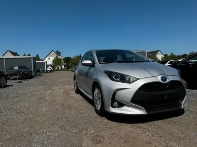 Gebraucht Toyota Yaris Hybrid Basis 92 PS (67 kW) 2021 Silber Limousine