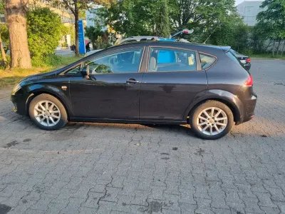 Używany Seat Leon Ecomotive 105 KM (77 kW) 2011 Czarny Hatchback
