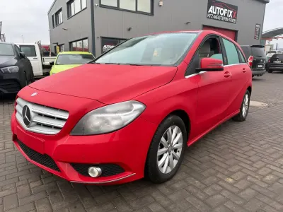 Gebraucht Mercedes B180 122 PS (89 kW) 2014 Rot Kleinwagen