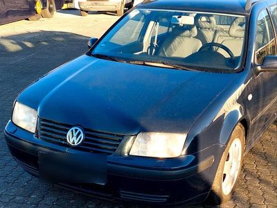 Blau Gebraucht 2002 VW Bora Kombi | 2.500 € (Teuer)