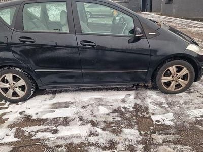 Schwarz Gebraucht 2012 Mercedes 200 Kleinwagen | 3.200 €