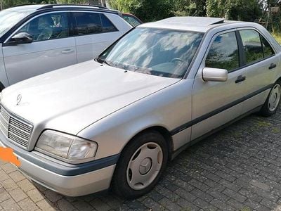 Używany Mercedes C180 122 KM (89 kW) 1994 Srebrny Sedan/Limuzyna