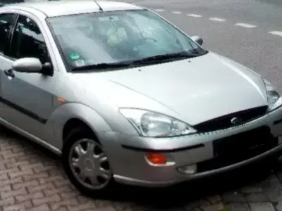 Brugt Ford Focus Ghia 101 HK (74 kW) 2000 Sølv Sedan