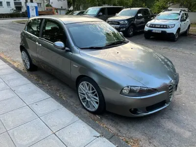 Gebraucht Alfa Romeo 147 Distinctive 150 PS (110 kW) 2005 Silber Kleinwagen