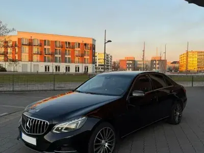 Gebraucht Mercedes E220 Avantgarde 170 PS (125 kW) 2013 Schwarz Limousine