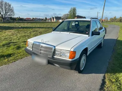 Używany Mercedes 190 109 KM (80 kW) 1987 Biały Sedan/Limuzyna