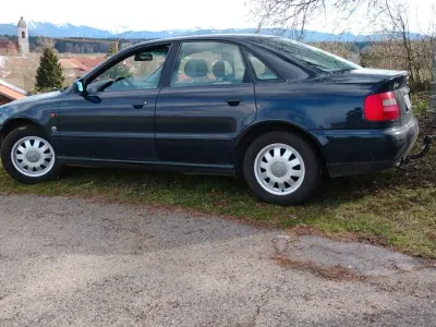 Używany Audi A4 101 KM (74 kW) 1995 Niebieski Sedan/Limuzyna