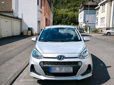 Gebraucht Hyundai i10 87 PS (63 kW) 2017 Silber Kleinwagen