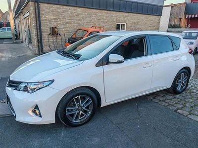 Gebraucht Toyota Auris Edition 99 PS (72 kW) 2014 Weiß Limousine