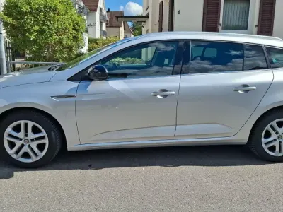 Gebraucht Renault Mégane GrandTour LIMITED 140 PS (102 kW) 2019 Silber Kombi