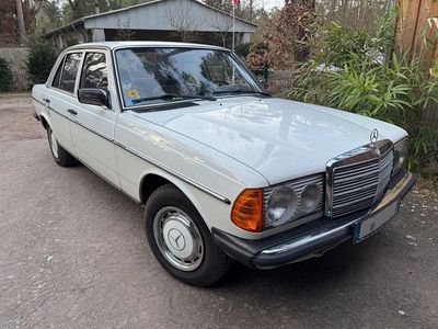 Usata Mercedes E230 136 CV (100 kW) 1982 Bianco Berlina