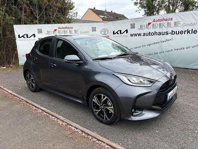 Neu Toyota Yaris Hybrid Comfort 116 PS (85 kW) 2025 Grau Limousine