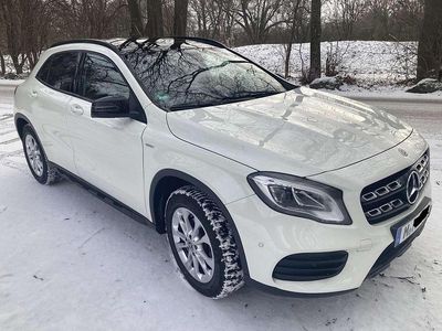 Weiß Gebraucht 2017 Mercedes GLA200 AMG line SUV | 21.400 €