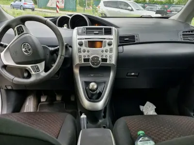 Gebraucht Toyota Verso 129 PS (94 kW) 2010 Silber Van / Kleinbus