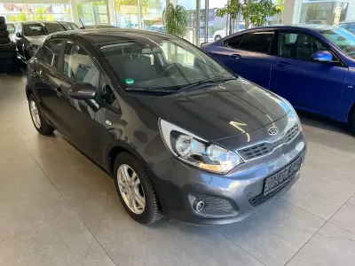 Gebraucht Kia Rio 109 PS (80 kW) 2013 Grau Limousine
