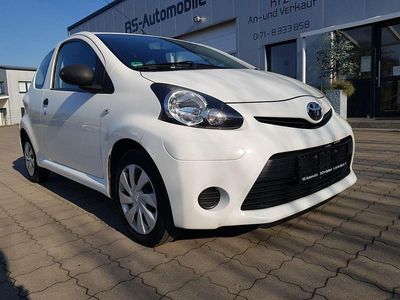 Gebraucht Toyota Aygo Basis 68 PS (50 kW) 2013 Weiß Kleinwagen