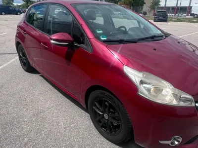 Gebraucht Peugeot 208 95 PS (69 kW) 2012 Rot Kleinwagen