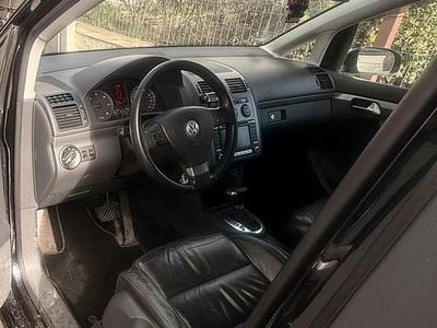 Second-hand VW Touran 140 CP (102 kW) 2007 Negru Monovolum