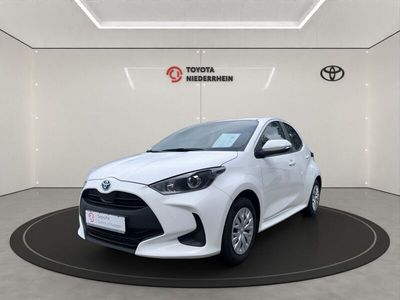 Schneeweiß Gebraucht 2023 Toyota Yaris Hybrid Basis Limousine | 19.770 € (Fairer Preis)