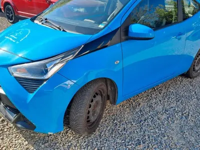 Second-hand Toyota Aygo X-play 72 CP (52 kW) 2019 Albastru Hatchback