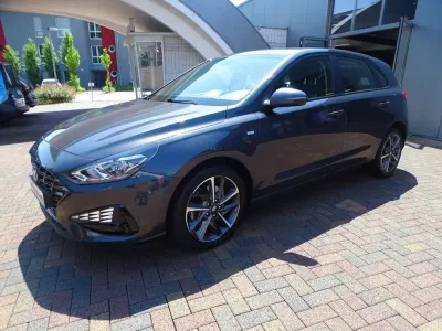 Gebraucht Hyundai i30 120 PS (88 kW) 2023 Schwarz Limousine