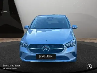 Używany Mercedes B200 Advanced 163 KM (119 kW) 2025 Srebrny Minivan