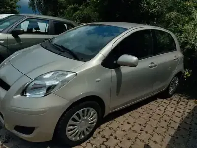 Gebraucht Daihatsu Charade 99 PS (72 kW) 2013 Silber Limousine