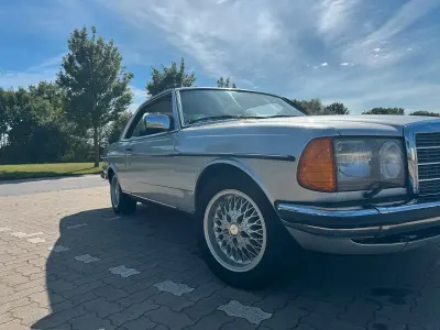Gebraucht Mercedes 230 136 PS (100 kW) 1983 Silber Coupé