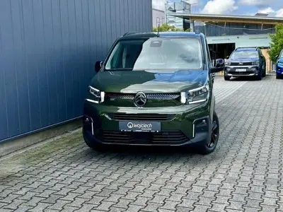 Neu Citroën Berlingo 131 PS (96 kW) 2026 Grün Van / Kleinbus