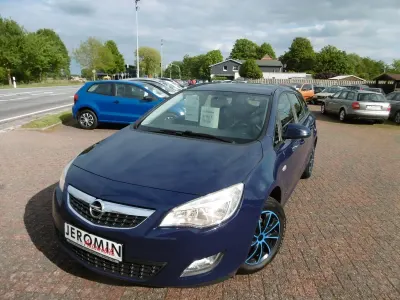 Gebraucht Opel Astra 101 PS (74 kW) 2012 Blau Kombi