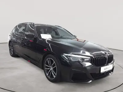 Gebraucht BMW 520 M Sport 190 PS (139 kW) 2023 Saphirschwarz metallic Kombi