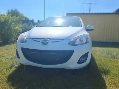 Gebraucht Mazda 2 Edition 75 PS (55 kW) 2012 Weiß Kleinwagen