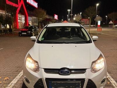 Gebraucht Ford Focus Trend 101 PS (74 kW) 2012 Weiß Kombi