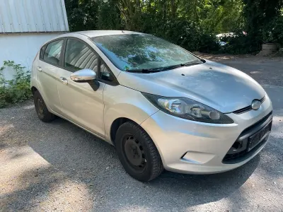 Gebraucht Ford Fiesta 82 PS (60 kW) 2010 Silber Kleinwagen