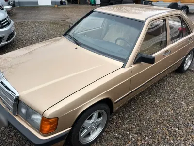 Gebraucht Mercedes 190 72 PS (52 kW) 1984 Gold Limousine