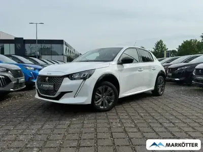 Gebraucht Peugeot e-208 Allure 100 kW (136 PS) 2023 Weiss Kleinwagen