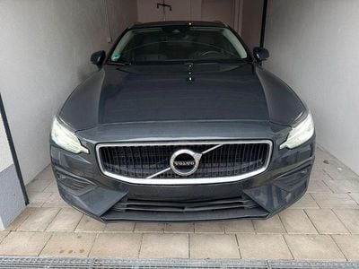Gebraucht Volvo V60 Momentum 190 PS (139 kW) 2019 Grau Kombi